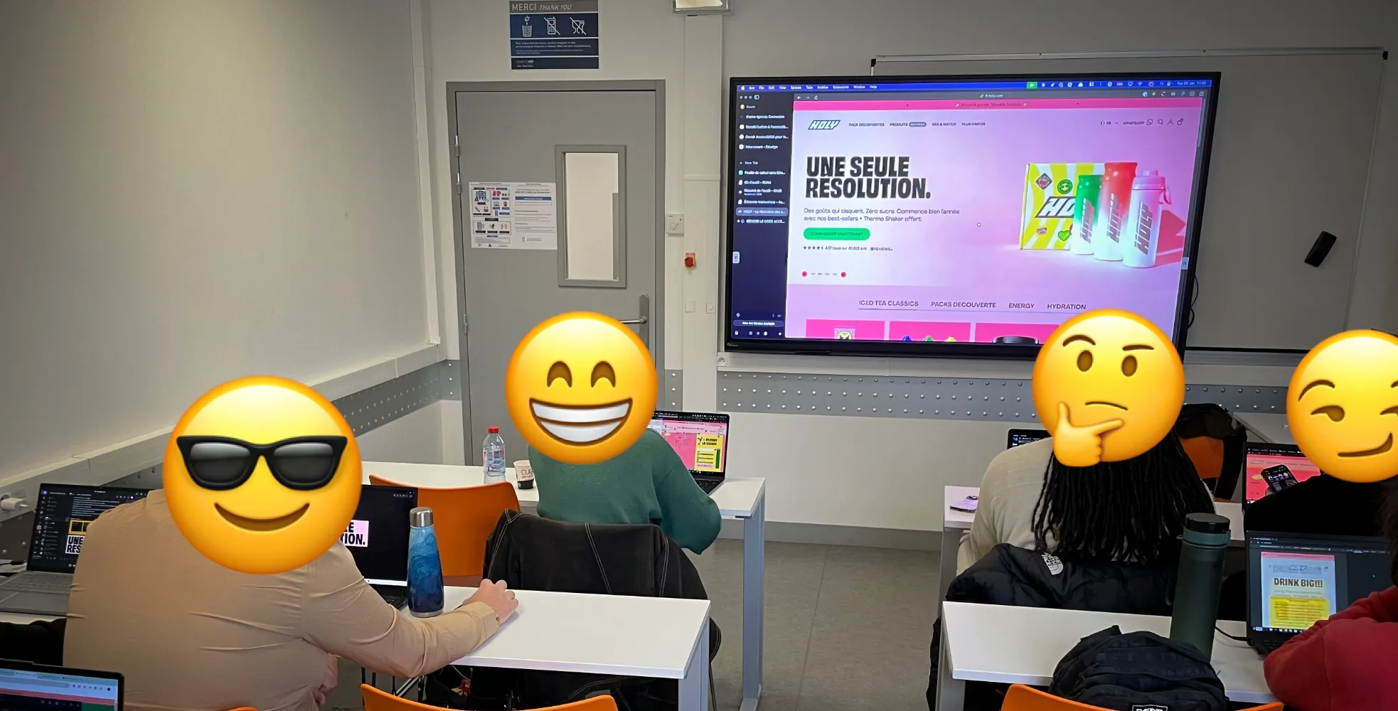 Photo d'une salle de classe. L'écran au tableau montre un site que les élèves sont en train d'auditer pour trouver les problèmes d'accessibilité.